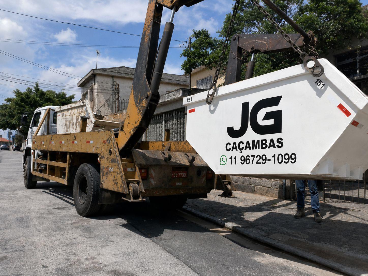 Caçamba amarela em obra profissional